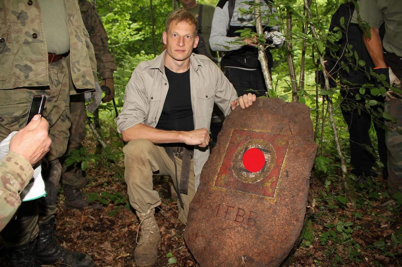 Народ ушедший под землю в немецких легендах. Адольф Гитлер в Волчьем логове. Волчье Логово Гитлера артефакты. Волчье Логово Гитлера. Логово нацистов.